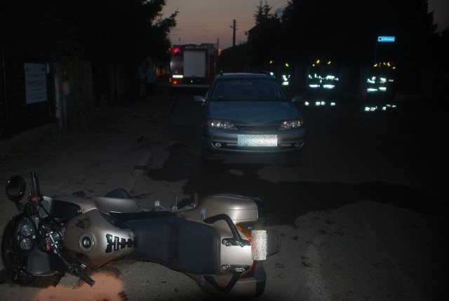 21-letnia motocyklistka i jej pasażerka doznały złamania nogi w wyniku wypadku na ulicy Leśnej w Myszkowie.