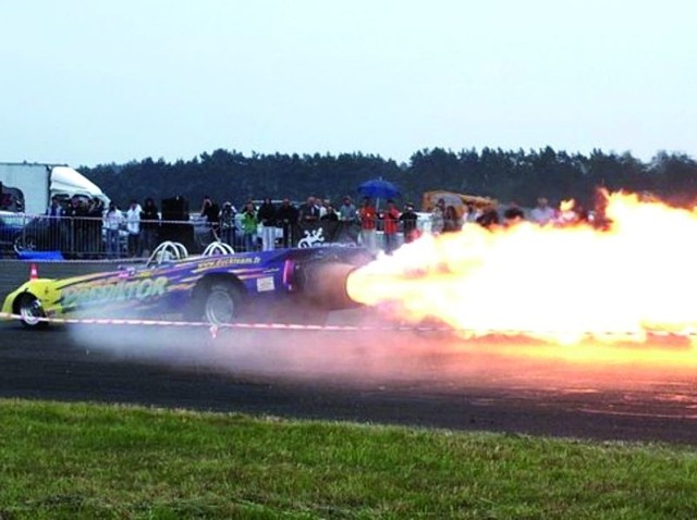 Bestia z Francji, czyli Jet Car napędzana jest silnikiem rakietowym o mocy 6 tys. koni i osiąga prędkość 500 km/godz.