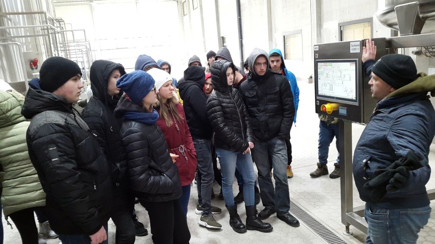 Uczniowie z Opatowa wizytowali najnowocześniejszą w Polsce fabrykę soków [ZDJĘCIA]