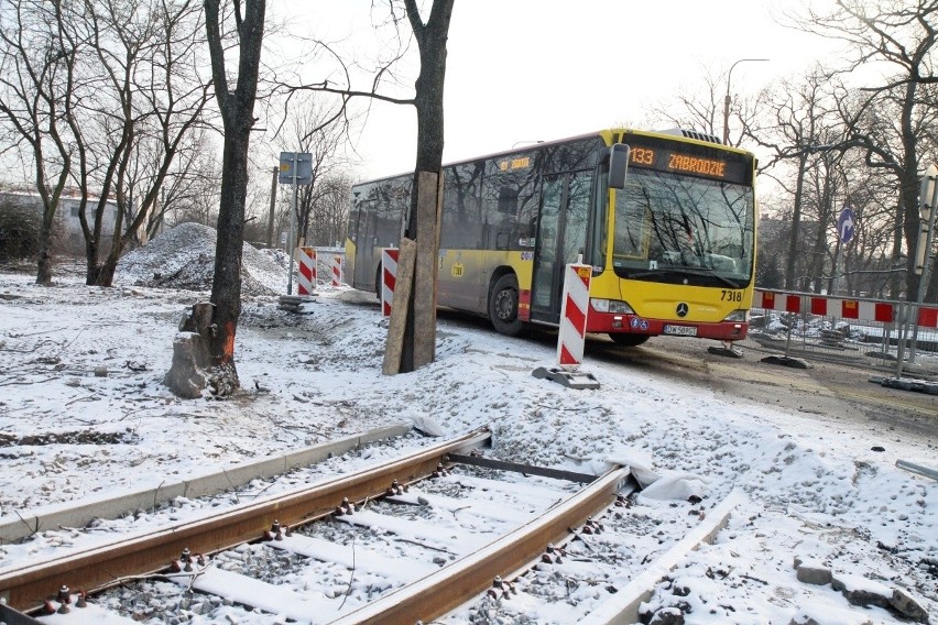 Ruszył kolejny etap remontu na ul. Przyjaźni. Zamknięto skrzyżowanie z Krzycką (ZDJĘCIA)