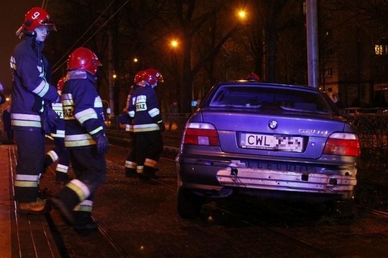 Wypadek na Powstańców Śląskich. BMW uderzyło w lexusa i zderzyło się z tramwajem (ZDJĘCIA)