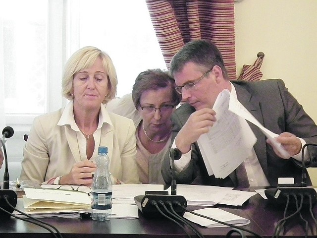Wiceprezydent Wioleta Haręźlak, skarbnik Emilia Wojtuściszyn i prezydent Janusz Kubicki tłumaczyli radnym konieczność przesunięć pieniędzy w budżecie miasta.