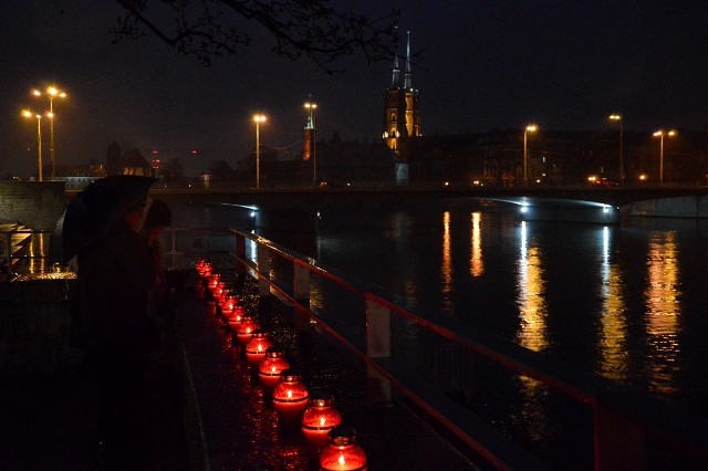 Na bulwarze Kaczyńskich zapłonęły znicze. 9 kwietnia 2016, przeddzień rocznicy katastrofy smoleńskiej