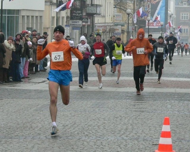 W biegu głównym na dystansie 10 km, zwyciężył organizator Biegu &#8222;Kazików&#8221;, Artur Błasiński.