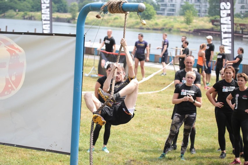 Spartan Race. Mocny trening na miejskiej plaży w Krakowie [ZDJĘCIA]