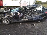 Koziegłowy: wypadek na DK1 ZDJĘCIA Kierowca forda mondeo uderzył w ciężarówkę. 31-letni mężczyzna jest ciężko ranny