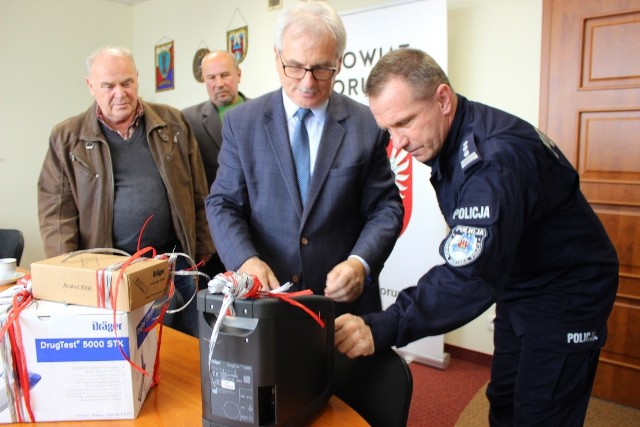 Sprzęt zakupiony dla Komendy Miejskiej Policji w Toruniu przekazano mundurowym w środę 9 października w Starostwie Powiatowym w Toruniu przy ul. Targowej. Zestaw wręczyli: starosta toruński Marek Olszewski oraz wicestarosta Michał Ramlau