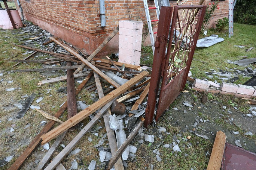 Burza w Łodzi. Nawałnica nad Łodzią. Powalone drzewa, gałęzie na drogach, zalane ulice [ZDJĘCIA]