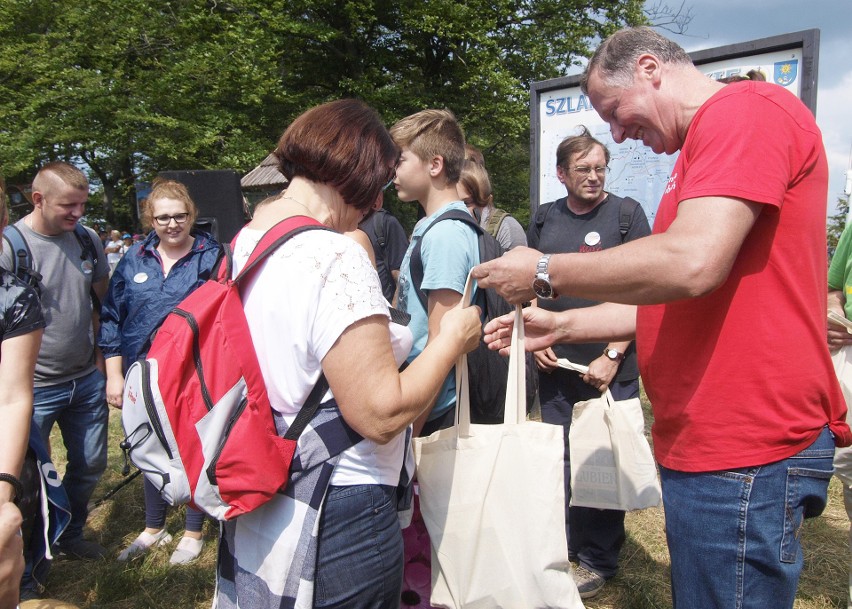 Odkryj Beskid Wyspowy. W niedzielny poranek wspięli się na Szczebel. Bardzo liczną grupę stanowili najmłodsi turyści [ZDJĘCIA]