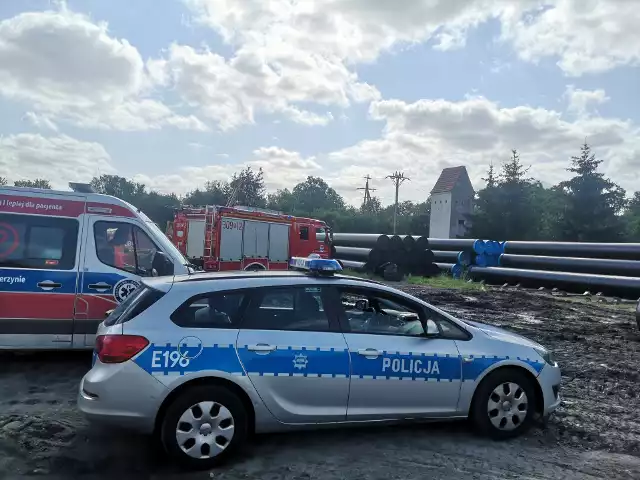 Do tragicznego zdarzenia doszło w poniedziałek, 19 lipca w Brzozowcu  koło Gorzowa Wlkp.  Straż pożarna otrzymała zgłoszenie, że za przejazdem kolejowym na ul. Leśnej na składowisku rura przycisnęła mężczyznę. Z relacji zgłaszającego wynikało, że był jeszcze przytomny. Natychmiast na miejsce została wysłana pomoc. Jak informuje rzecznik straży pożarnej, mężczyzna został wyciągnięty przez druhów OSP Brzozowiec spod rury gazowej, która ważyła ok. 10 ton. Był już nieprzytomny. Podjęto reanimację. Niestety, życia mężczyzny nie udało się uratować. Jak doszło do wypadku? Okoliczności zdarzenia bada policja. WIDEO:Jechał autostradą pod prąd, uderzył w ciężarówkę. Śmiertelny wypadek na A1 w okolicach Kutnaźródło: TVN24/x-news
