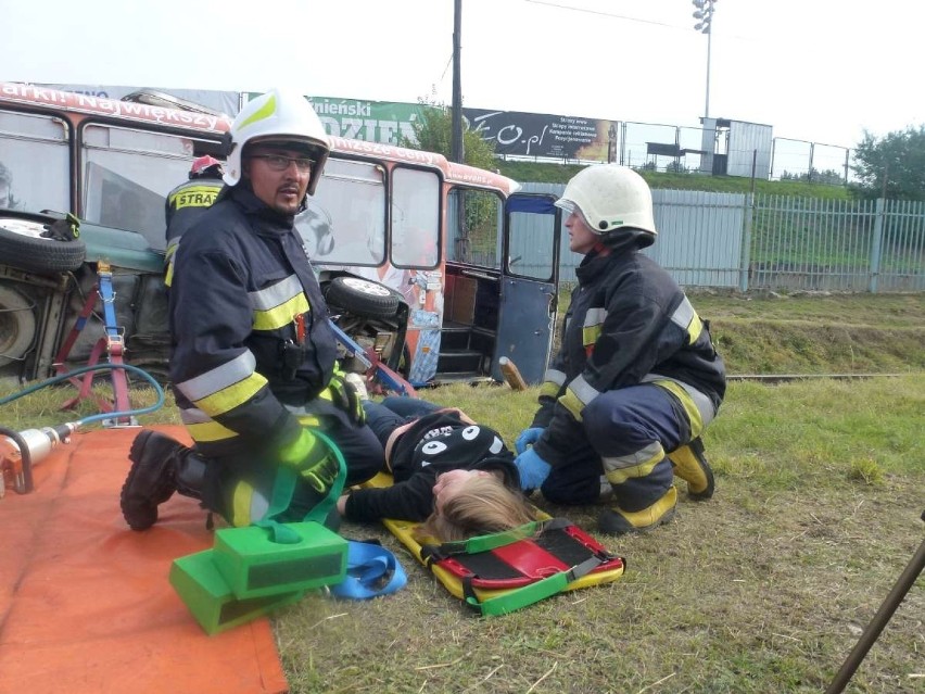 Gniezno: Strażacy, pogotowie, policja i wrak autobusu na...