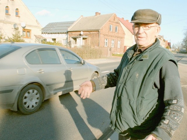 - Tutaj auta pędzą jak szalone i trzeba w jakiś sposób spowolnić ten ruh - uważa Stanisław Stańczyk z Radoszyna