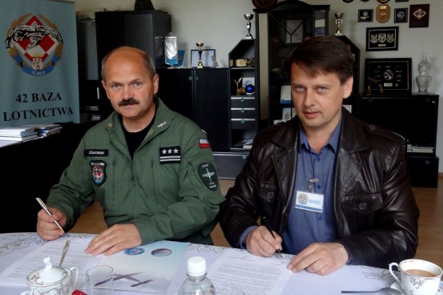 Pułkownik pilot Adam Ziółkowski, dowódca jednostki wojskowej na Sadkowie i Wojciech Bernat, dyrektor Zespołu Szkół Samochodowych w Radomiu podpisują umowę w sprawie nauki przyszłych techników lotnictwa.