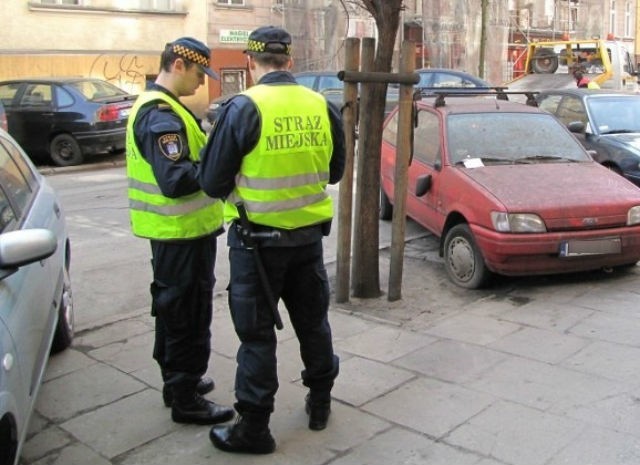 Strażnicy miejscy zziębniętego chłopca umieścili w samochodzie i wezwali policję.