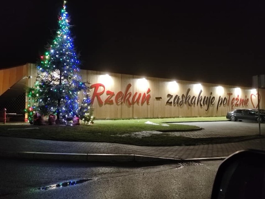 Rzekuń. Świąteczne iluminacje w Rzekuniu. Z choinki przy urzędzie gminy można zabrać sobie ozdoby. 16.12.2021. Zdjęcia