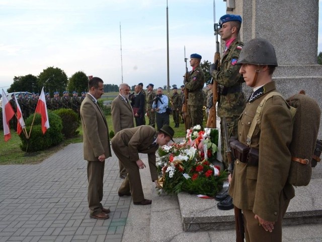 Wieniec pod pomnikiem złożyli m.in. leśnicy