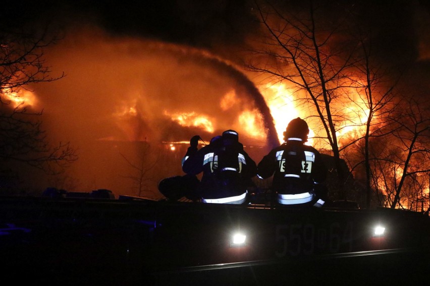 Ogromny pożar na terenie składu materiałów budowlanych MB 03...