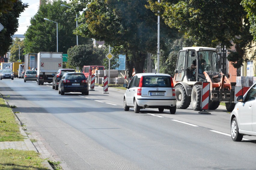 Rozpoczął się remont ulicy Sandomierskiej w Ostrowcu. Na razie są przewężenia, potem ruch wahadłowy [ZDJĘCIA]