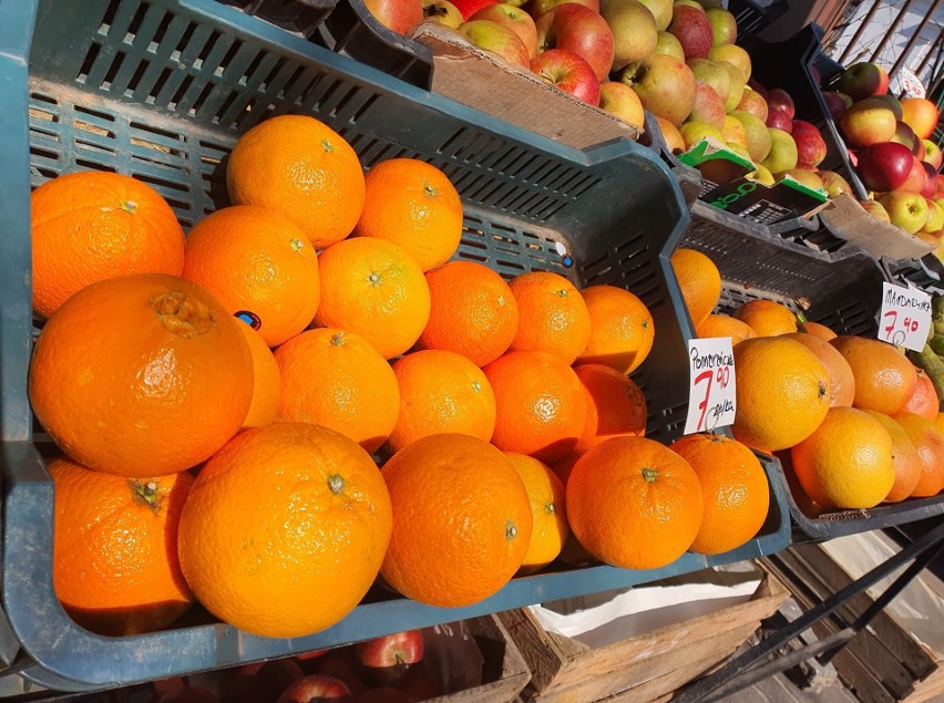 Pomarańcze, mandarynki, grejpfruty - ok. 8 PLN/kg