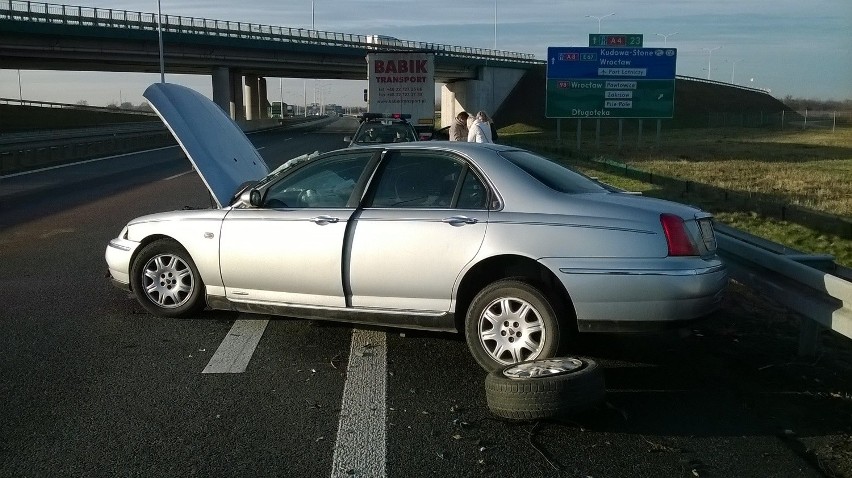 Wypadek przy AOW. Auto osobowe zderzyło się z tirem (FILM Z WYPADKU, ZDJĘCIA)