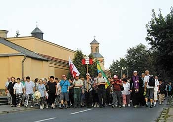 W zeszłym roku z Ostrołęki na pielgrzymkę wyruszyło około 50 osób. N/z pielgrzymi 2002 r.