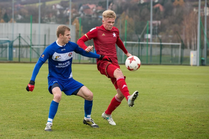 Pomocnik, 20 lat. Wcześniejsze kluby: LKS Szymbark, Glinik...