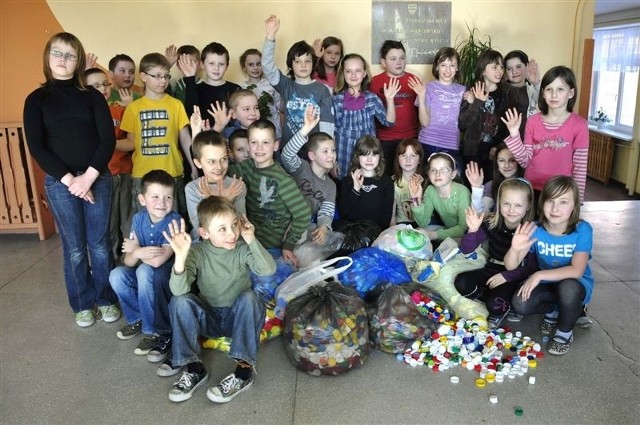 Dzieci z Publicznej Szkoły Podstawowej numer 5 imienia Marii Dąbrowskiej w Radomiu przekazały nam kilka wielkich worków nakrętek.