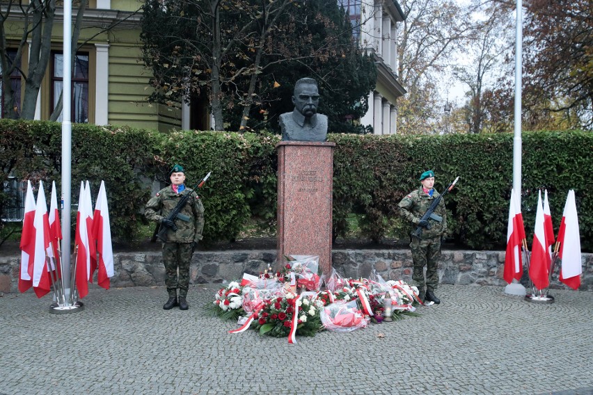 Obchody Narodowego Święta Niepodległości na placu Szarych Szeregów w Szczecinie. Kwiaty z wojskową asystą [ZDJĘCIA]