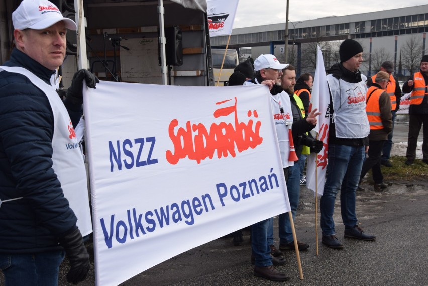 Pikieta Solidarności przed fabryką FCA w Tychach