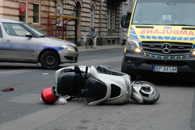 Policjanci pracują na miejscu wypadku drogowego na ul. Krasińskiego w Przemyślu.W piątek rano, kierujący skodą, 53-letni przemyślanin wyjeżdżając z parkingu nie ustąpił pierwszeństwa motocykliście. W wyniki zderzenia kierujący jednośladem, 71-latek z pow. przemyskiego upadł doznając urazu głowy - podczas upadku spadł mu z głowy kask. Mężczyznę przetransportowano do szpitala. 53-latek i 71-latek byli trzeźwi.Na miejscu pracuje policyjna grupa dochodzeniowo-śledcza. Droga jest zablokowana.Aktualizacja, godz. 9.57Ruch odbywa się normalnie.Zobacz także: Motocykl zderzył się z samochodem osobowym na Podkarpaciu. Zginęły dwie osoby