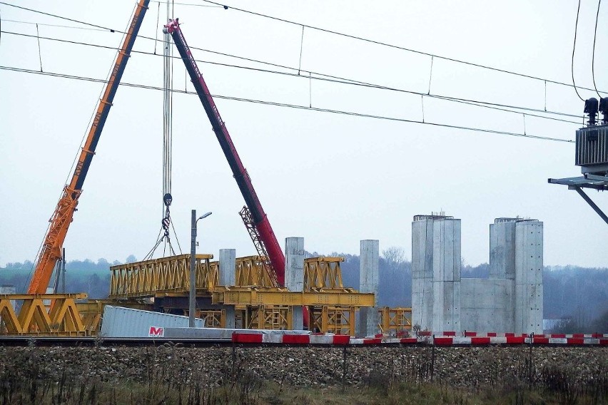 Trwa budowa obwodnicy Starachowic. Widać już ogromne betonowe konstrukcje - to podpory przyszłej estakady. Zobacz zdjęcia 