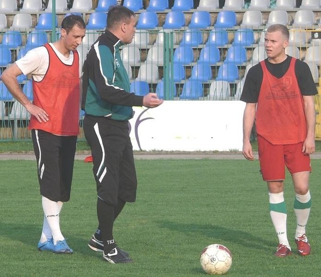 Bartosza Horajeckiego (z prawej, w środku trener Sławomir Adamus, z lewej Jarosław Piątkowski) i jego kolegów z zespołu Stali Stalowa Wola czeka krótka wakacyjna przerwa po zakończeniu obecnego sezonu. Nowe rozgrywki w drugiej lidze wystartują już 23 lipca, na razie Stal nie uzyskała licencji.