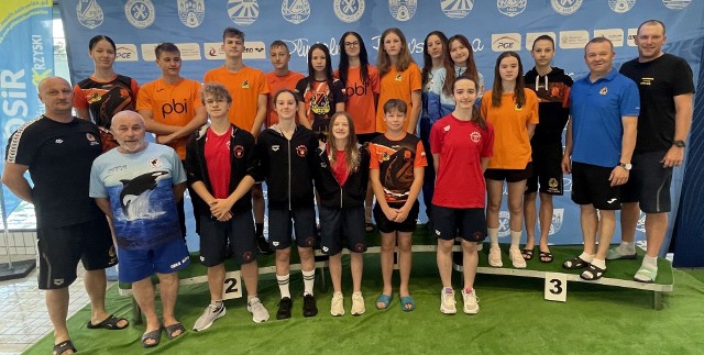 Dużym sukcesem świętokrzyskich pływaków zakończyły się rozgrywane od czwartku do niedzieli na 50 metrowym basenie pływalni Rawszczyzna w Ostrowcu Świętokrzyskim Mistrzostwa Polski Juniorów 14-letnich.