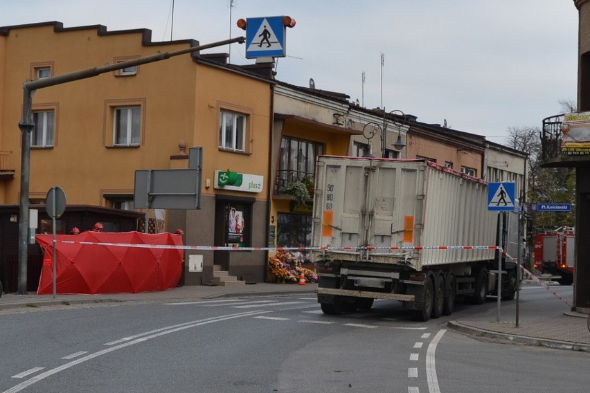 Śmiertelny wypadek w Szczekocinach. Pieszy zginął pod kołami tira [ZDJĘCIA]