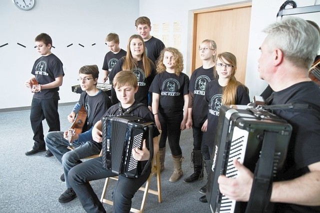 Zespół Young Folk Crew działa przy prawie od czterech lat. Z myślą o włoskiej publiczności przygotowali specjalny utwór "Grave&#8221;, co po esperancku oznacza "Ważne&#8221;. Piosenka opowiada o uniwersalnym języku, który łączy ludzi.