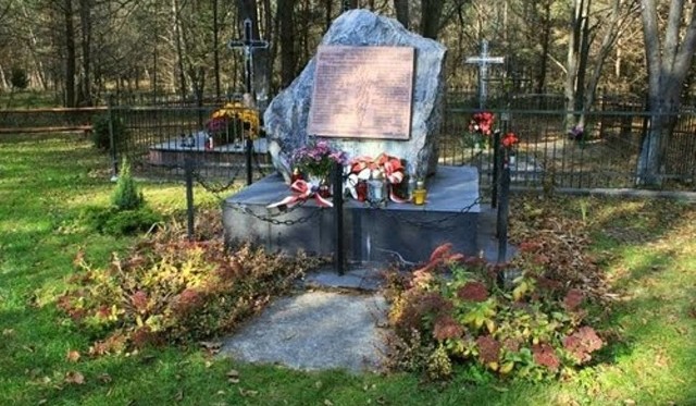 Obelisk z nazwiskami pomordowanych mieszkańców Kochan i Dębowca na Cmentarzu Ofiar Pacyfikacji