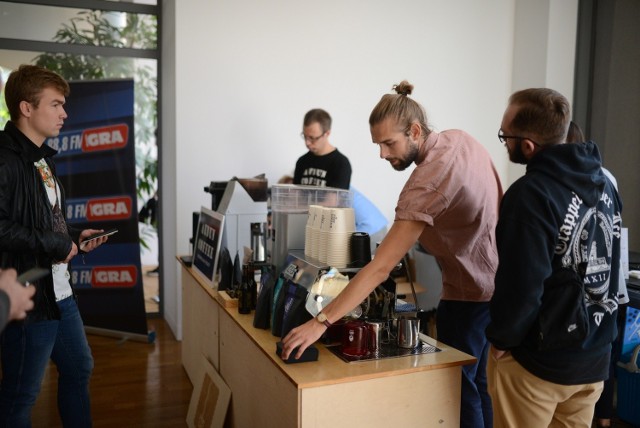 I CoffeeFest ToruńFestiwal kawy i kawoszy. Każdy kawowy entuzjasta będzie mógł dokształcić się słuchając wykładów znanych i cenionych w kawowym świecie osobowości, nauczyć się odróżnić dobre espresso od tego niedoparzonego, zobaczyć jak namalować tulipana albo „pocisnąć” porządny aeropress czy też wziąć udział w cuppingu i podzielić się opinią z prowadzącymi i innymi uczestnikami.