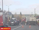 Wypadek na DK78 w Porębie. Opel zderzył się z tirem. Jedna osoba ranna
