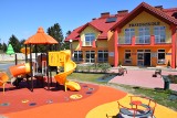 Zmodernizowano plac zabaw przy przedszkolu w Stopnicy. Jest kolorowo i bezpiecznie. Planowane są też inne inwestycje 
