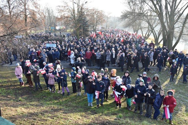 Zobacz w galerii miasta z Kujawsko-Pomorskiego, które inwestują najwięcej. Uwzględniliśmy zarówno małe miasteczka, jak też miasta powiatowe czy prezydenckie, które mają ponad 1050 zł średnich wydatków majątkowych per capita 2020–2022 w przeliczeniu na mieszkańca