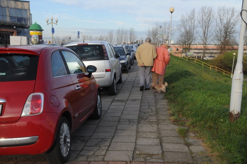 Parking zaczyna się zapełniać tuż przed godz. 7.00. Ok....