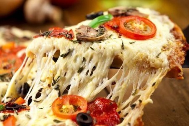 Pizzeria mieści się na kieleckim osiedlu Uroczysko. W menu znajdziemy kilkadziesiąt kompozycji pizzy w kilku rozmiarach, największa - o średnicy nawet 60 cm. Klienci mogą też skorzystać ze specjalnej promocji, zamawiając pizze dnia w atrakcyjnej cenie. W lokalu pizzerii można obejrzeć transmisje wydarzeń sportowych.