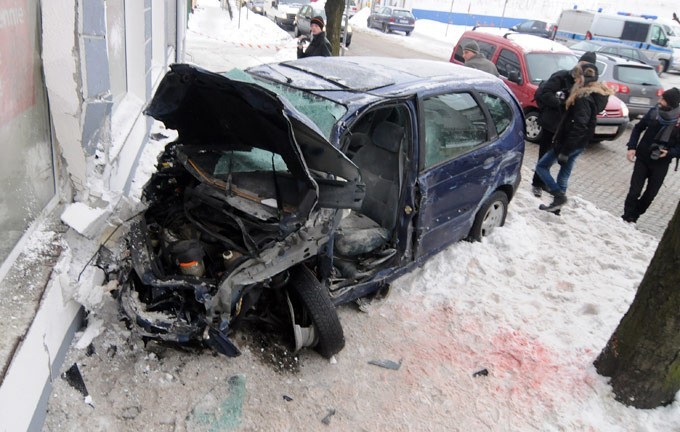 Auto zabiło pieszego i uderzyło w sklep