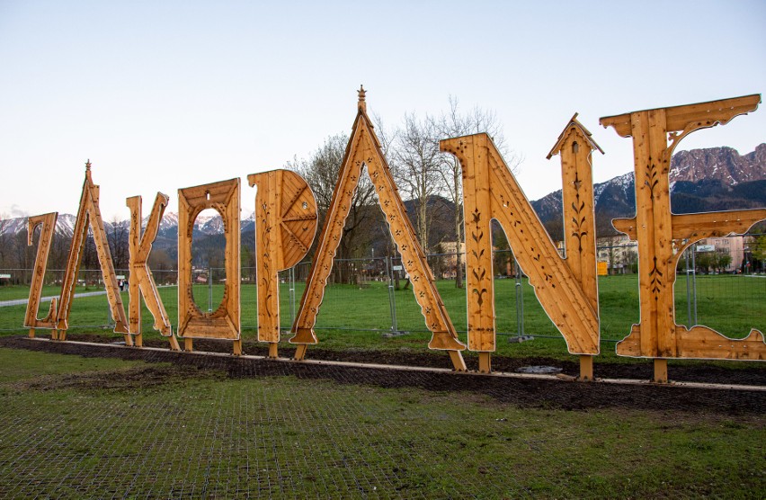 Zakopane. Jedna z największych atrakcji turystycznych pod Giewontem już po remoncie. Mnóstwo ludzi się tam fotografuje  