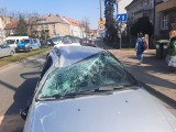 Groźny wypadek w Gorzowie. Auto dachowało na rondzie Wyszyńskiego 