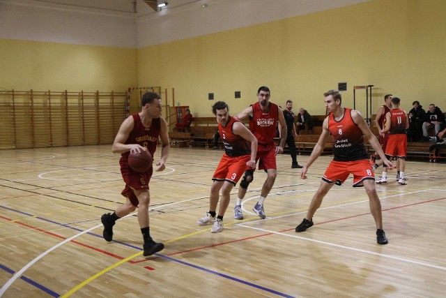 Dwa kolejne spotkania 4. kolejki Chełmińskiej Ligi Koszykówki TKKF drużyny z Chełmna i Grudziądza rozegrały w Chełmnie