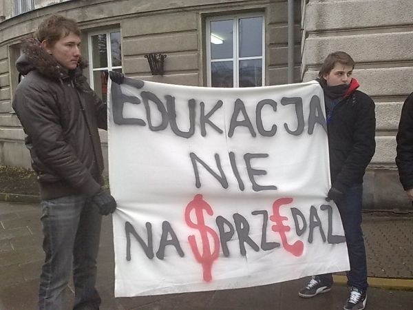 Studenci skandowali hasło wypisane na transparentach