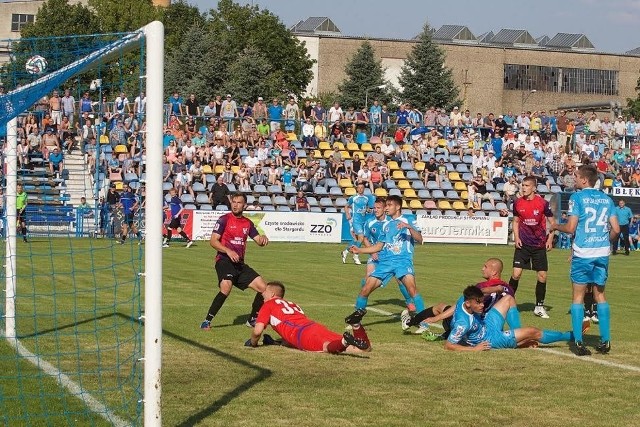 Błękitni na zwycięstwo czekają od 1. kolejki, gdy wygrali u siebie z Kotwicą Kołobrzeg 2:0.