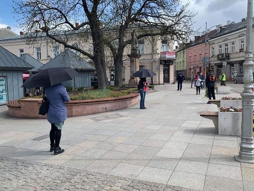 Na rynku w Kielcach protestowano przeciwko projektowi ustawy antyaborcyjnej. Kobiety z parasolkami i plakatami stanęły w kolejce po drożdże 