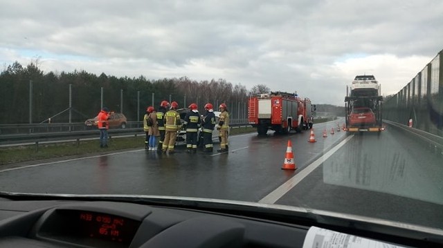 Do zdarzenia doszło w czwartek, 27 lutego, po południu na drodze S3 za Skwierzyną w kierunku Międzyrzecza.Jak poinformowała nas międzyrzecka policja, kierująca bmw nie dostosowała prędkości do warunków panujących na drodze i wpadła w poślizg. W efekcie samochód uderzył w barierki.- Nikomu nic się nie stało. Droga jest przejezdna - mówi st. asp. Justyna Łętowska z międzyrzeckiej policji.Wideo: Skoczył ze spadochronem i wylądował wprost na... jadącym motocyklu